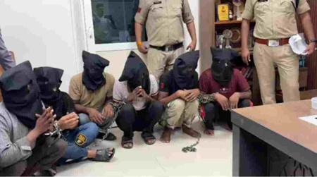 किन्नर के भेष में करते थे डकैती, 6 बदमाश गिरफ्तार, सोना, हथियार समेत दो कारें बरामद